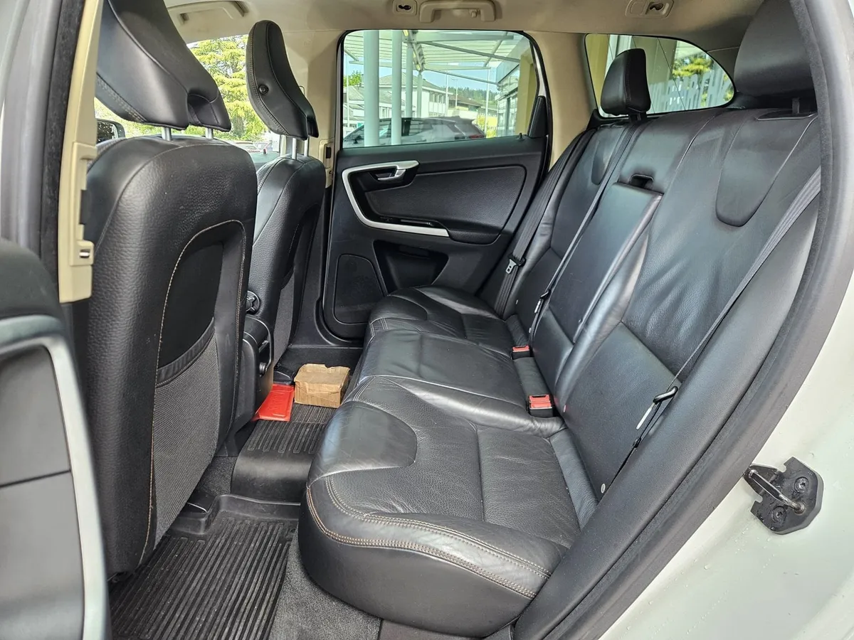 VOLVO XC60 D5 AWD — zdjęcie 10