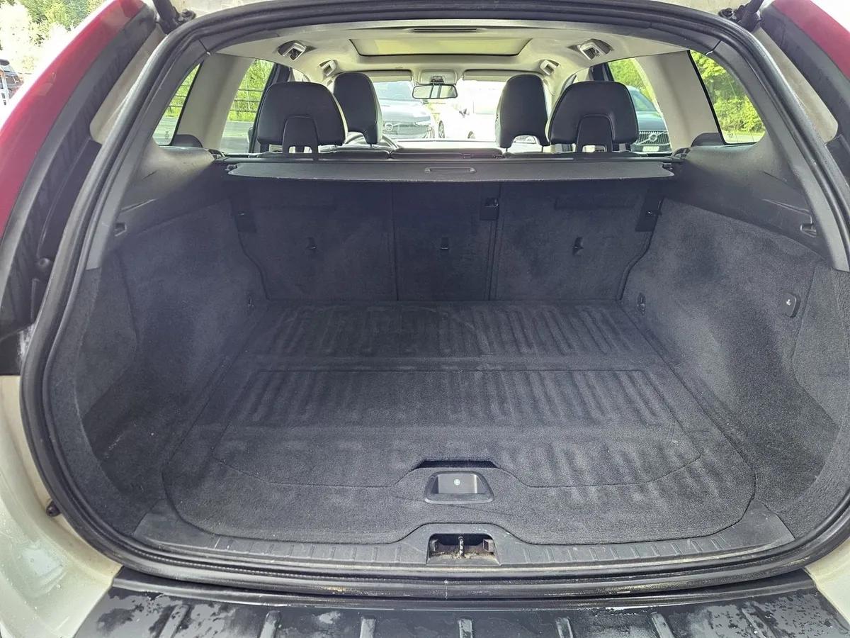VOLVO XC60 D5 AWD — zdjęcie 11