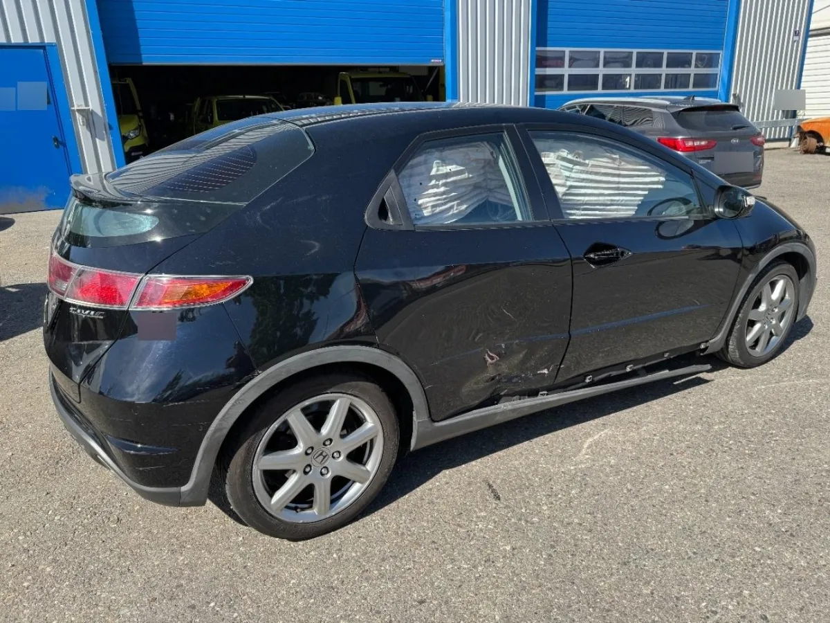 Honda Civic 1.8i 5DR, 139 PS — zdjęcie 3
