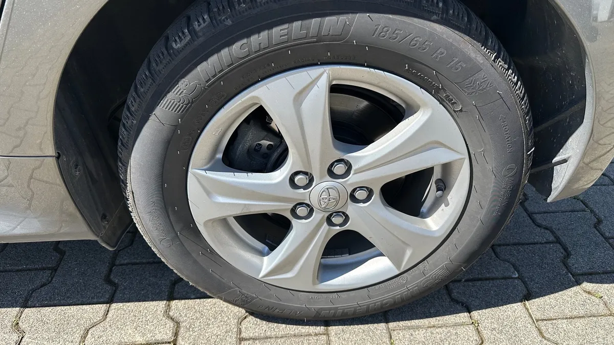 TOYOTA Yaris Hybrid — zdjęcie 13