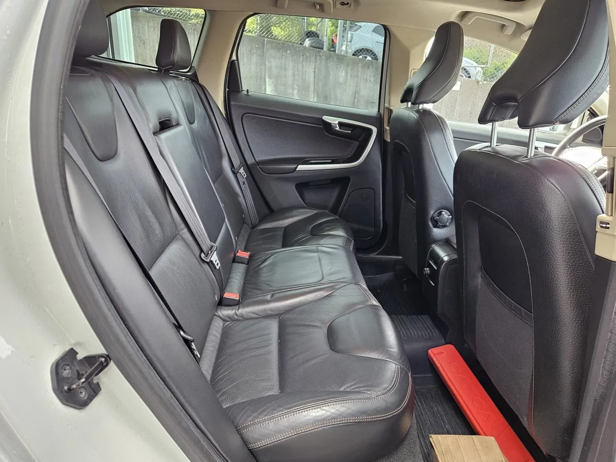 VOLVO XC60 D5 AWD — zdjęcie 12