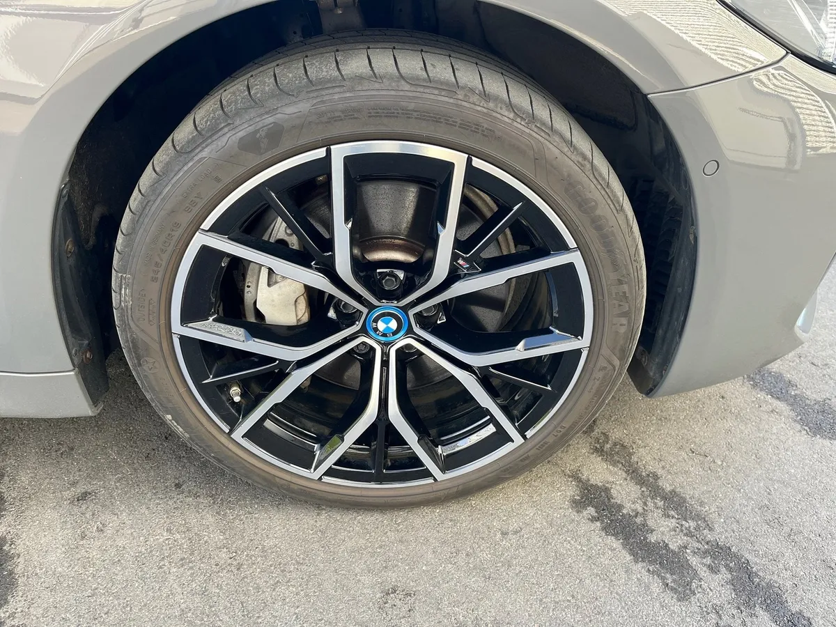 BMW 545e xDrive — zdjęcie 12