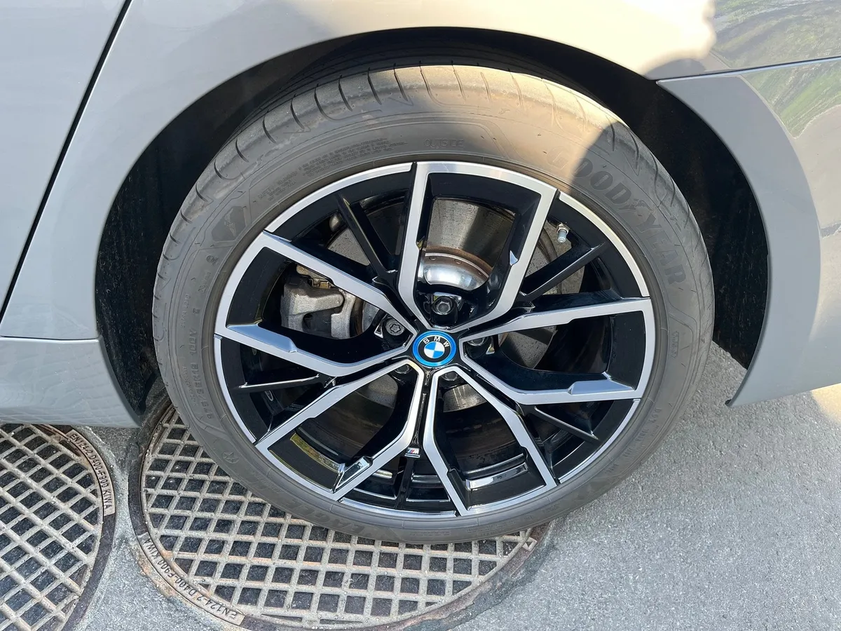 BMW 545e xDrive — zdjęcie 10