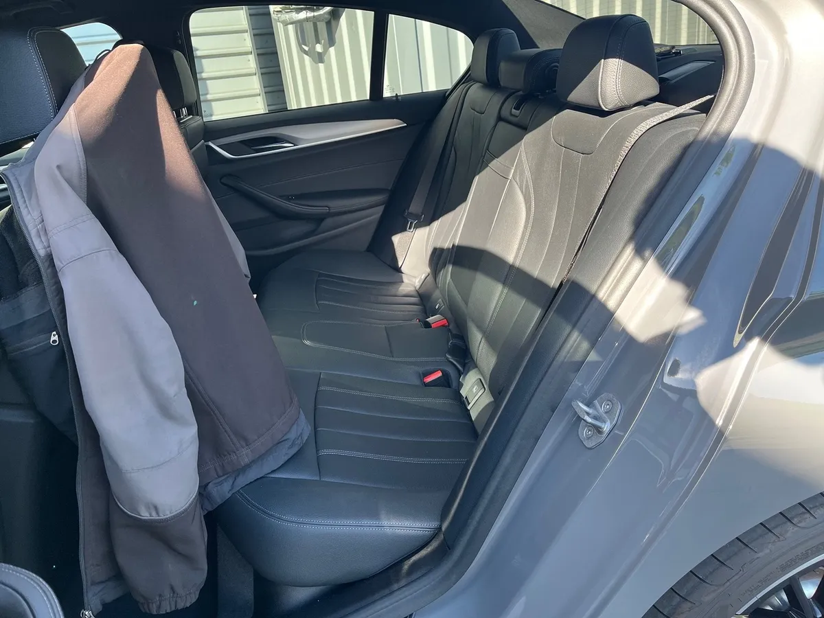 BMW 545e xDrive — zdjęcie 15