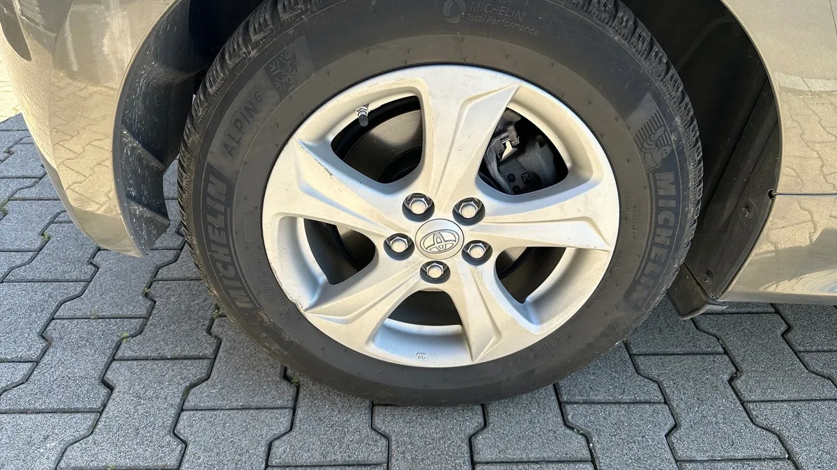 TOYOTA Yaris Hybrid — zdjęcie 14
