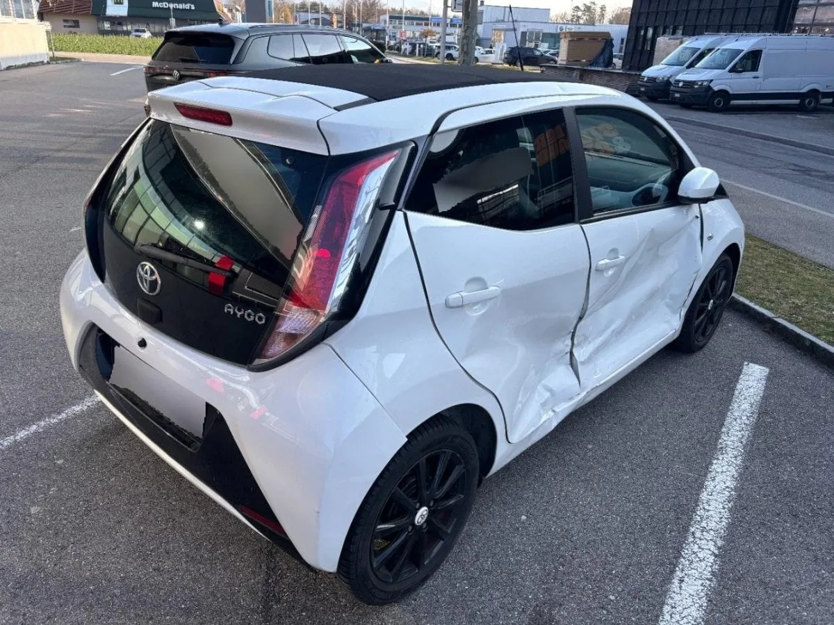 TOYOTA Aygo 1.0 VVT-i x-play, 69 HP — zdjęcie 2