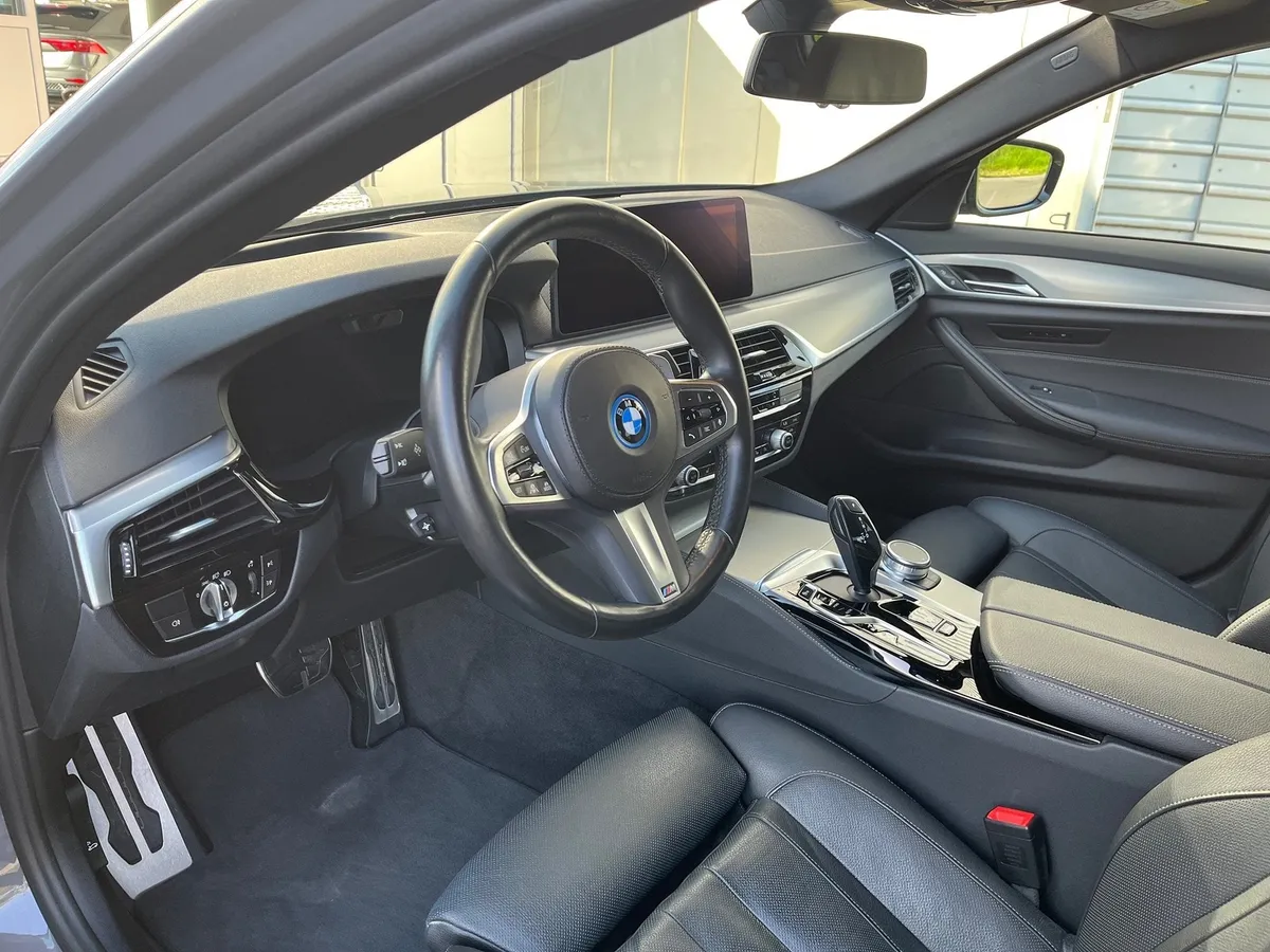 BMW 545e xDrive — zdjęcie 14