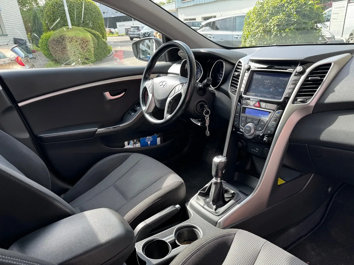 HYUNDAI i30 1.6 GDI — zdjęcie 8